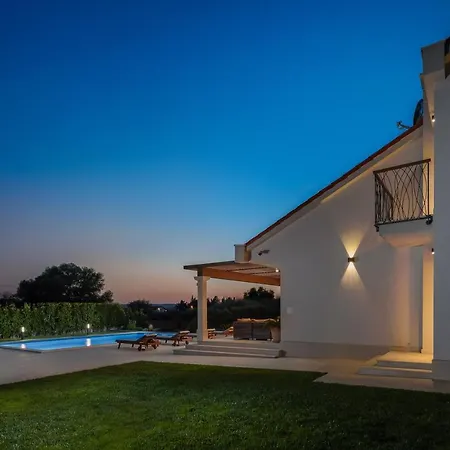 Cvita With Big Pool Between Split & Trogir