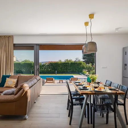 Villa Cvita With Big Pool Between Split & Trogir *