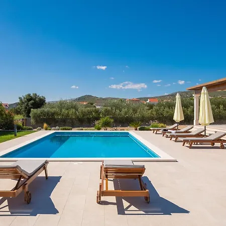 Cvita With Big Pool Between Split & Trogir Villa Kaštel Novi