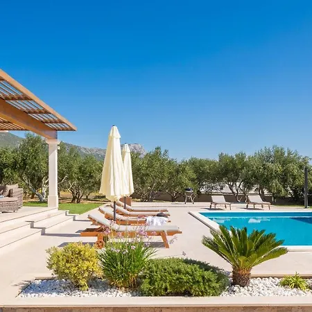 Villa Cvita With Big Pool Between Split & Trogir *
