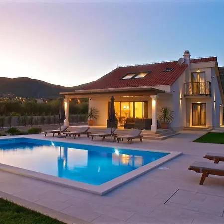 Cvita With Big Pool Between Split & Trogir