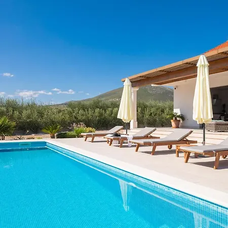 Villa Cvita With Big Pool Between Split & Trogir